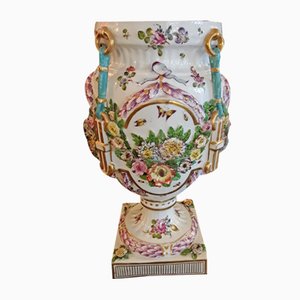 Jarrón antiguo de porcelana esmaltada en blanco con decoración floral
