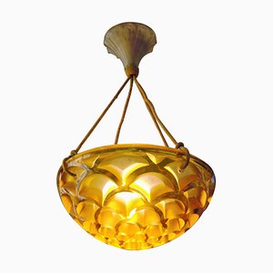 Lámpara de suspensión modelo 2468 con volutas doradas de René Lalique, 1926