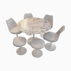 Tulip Table by Eero Saarinen & International Knoll