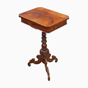 Mesa de costura de madera nudosa de nogal, década de 1860