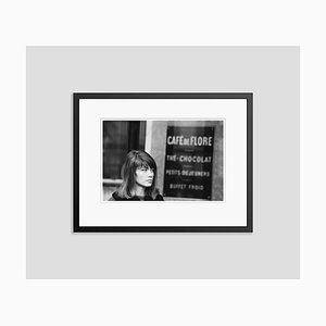 Francoise Hardy at Café Flore Archival Print enmarcado en negro de Giancarlo Botti