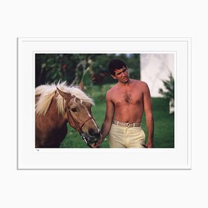 George Hamilton enmarcado en blanco de Slim Aarons