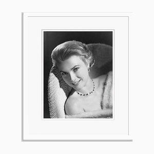 Impresión Grace Kelly Archival Pigment enmarcada en blanco de Bettmann