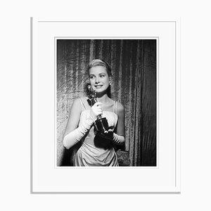 Grace Kelly Clutches Her Oscar Archival Print enmarcado en blanco de Bettmann