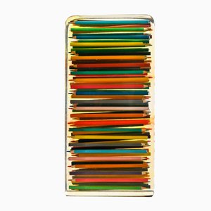 Composición de lápices de colores, congelada en resina