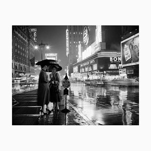 Rainy Time Square, 1953, Impresión de plata con fibra de vidrio, de gran tamaño