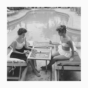 Backgammon by the Pool, 1959, Estampillé, XL Large 2020