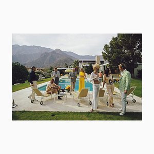 Fiesta junto a la piscina - Slim Aarons - Fotografía en color, siglo XX, 1970