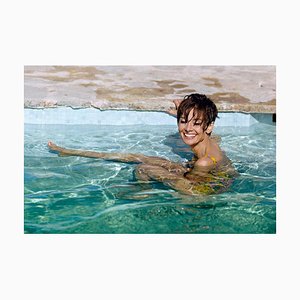 Audrey Hepburn Swims - Signierter C-Print in limitierter Auflage 22 von 50, 1966