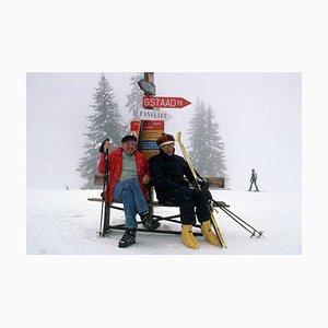 Skiurlaub, Slim Aarons, Gstaad, Farbfotografie des 20. Jahrhunderts, 1977