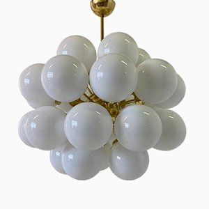 Lampadario sferico in ottone e vetro di Murano bianco, inizio XXI secolo