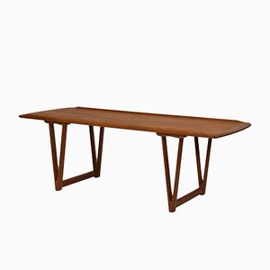 Mesa de centro danesa Mid-Century de teca con soportes en forma de V y borde con borde labrado, años 60