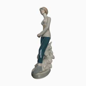 Scultura in ceramica, Donna in inverno, di Royal Dux, anni '60, Cecoslovacchia