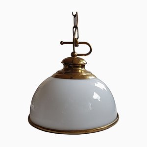 Lampada a sospensione Mid-Century in ottone e vetro lattimo