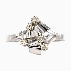 Anillo francés de diamantes y oro blanco de 18 kt, años 70