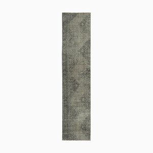 Alfombra de pasillo sobreteñida en gris