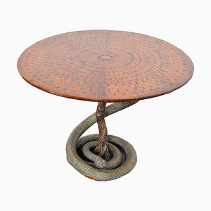 Tavolo da gioco con scultura in gesso di un pitone e scaglie in bronzo