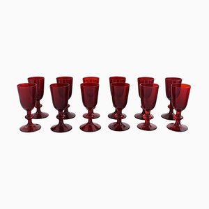 Vasos de licor de vidrio artístico soplado en rojo de Monica Bratt para Reijmyre. Juego de 12