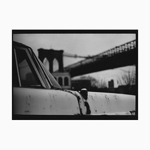 Sin título # 22, Puente de Brooklyn en automóvil desde Nueva York, Fotografía en blanco y negro, 2018