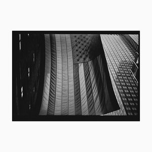 Sin título # 29, Bandera estadounidense de Nueva York, blanco y negro, Street Photography, 2018