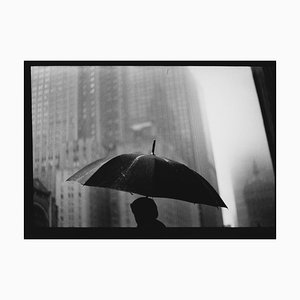 Untitled # 27 (Man Umbrella) de Nueva York, fotografía en blanco y negro, retrato, 2017