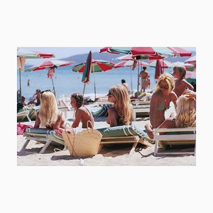 Saint Tropez Beach, Slim Aarons, 20. Jh., Sonnenschirme