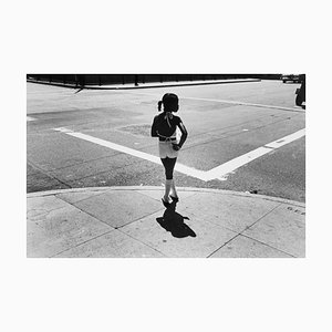Girl on Street Corner, Chicago, 1978, 20th Century, Schwarz / Weiß Fotografie 1978 von Hock