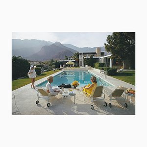 Catch Up by the Pool, Slim Aarons, XX secolo, a bordo piscina
