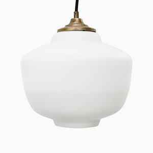 Lámpara colgante Mid-Century de vidrio opalino blanco mate con superficie de latón