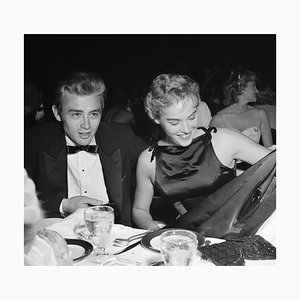 Impresión de resina gelatina de plata de James Dean & Ursula Andress enmarcada en negro de Michael Ochs Archive