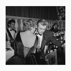 Impresión de resina gelatina de plata de James Dean & Ursula Andress enmarcada en negro de Michael Ochs Archive