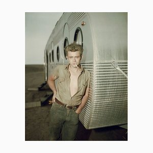 A Giant Star James Dean enmarcado en blanco de Hulton Archive