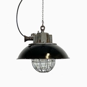 Lámpara colgante industrial enjaulada de hierro fundido y esmalte negro, años 50