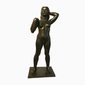 Mujer desnuda de bronce
