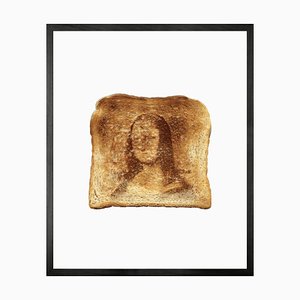 Mona Lisa Toast, Gerahmte Medium Bedruckte Leinwand von Mineheart