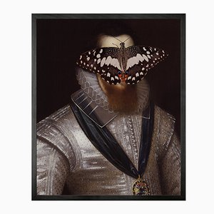 Mittelgroßes Portrait von Butterfly on Man in Schwarz & Weiß von Mineheart