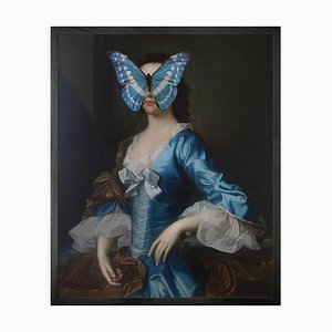 Retrato mediano de mariposa azul y blanca en dama de Mineheart