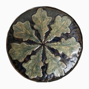 Plato Art Déco de cerámica con hojas de Emil Ruge, años 30