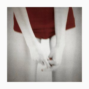 Mani su rosso, Mira Loew, corpi luminosi, serie di fotografia, 2016