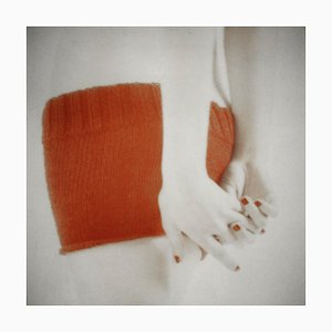 Punto naranja con manos abrochadas, fotografía figurativa y femenina, Mira Loew, 2016