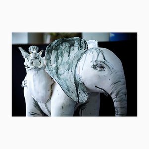 Elefante y amigos, escultura de cerámica de porcelana con animales, 2019