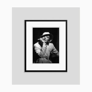Impresión de pigmento Archival de Marlene Dietrich enmarcada en negro