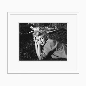 A Wistful Marilyn Monroe Silver Gelatin Resin enmarcado en blanco de Baron