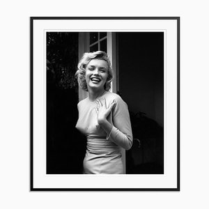 Stampa Happy Marilyn in resina argentata, incorniciata in nero di Evening Standard per Galerie Prints