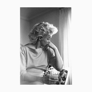 Stampa Marilyn Candid Moment in resina argentata, incorniciata in nero di Ed Feingersh per Galerie Prints