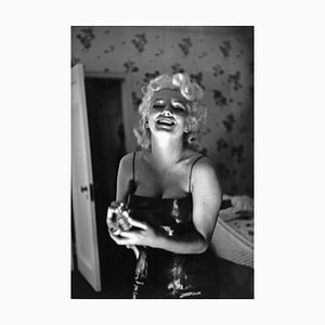Impresión Marilyn Getting Ready to Go Out plateada de resina enmarcada en blanco de Ed Feingersh para Galerie Prints