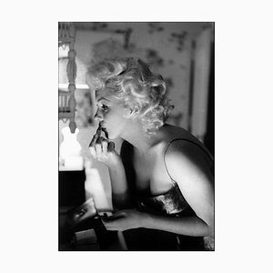 Affiche Marilyn Getting Ready to Go Out en Résine Argentée, Encadrée en Noir par Ed Feingersh pour Galerie Prints