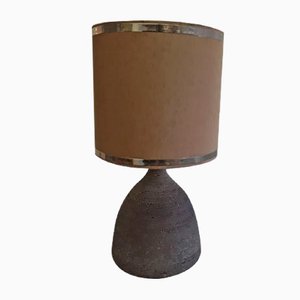 Lámpara de mesa vintage de cerámica unglazed marrón oscuro con pantalla de tela marrón y plateada, años 70