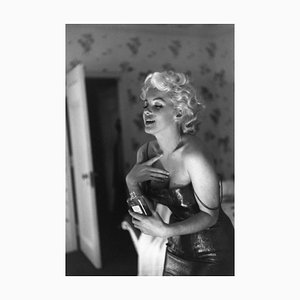 Impresión de resina gelatina Marilyn Getting Ready to Go Out New York enmarcada en blanco de Ed Feingersh para Galerie Prints