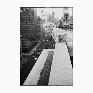 Affiche Marilyn on the Roof en Résine Argentée, Encadrée en Blanc par Ed Feingersh pour Galerie Prints